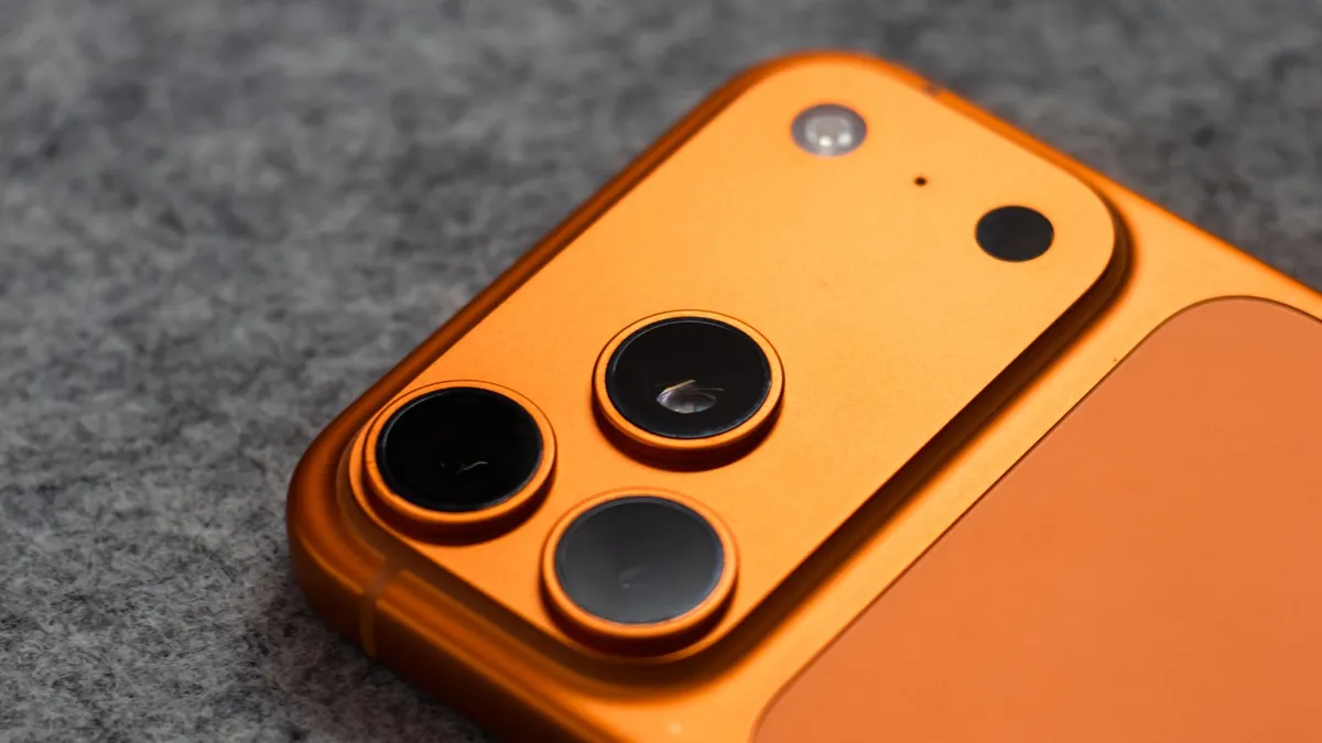 Блок камер iPhone 17 Pro в оранжевом цвете Cosmic Orange