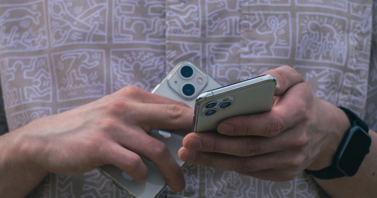 Два iPhone в руках: старый и новый