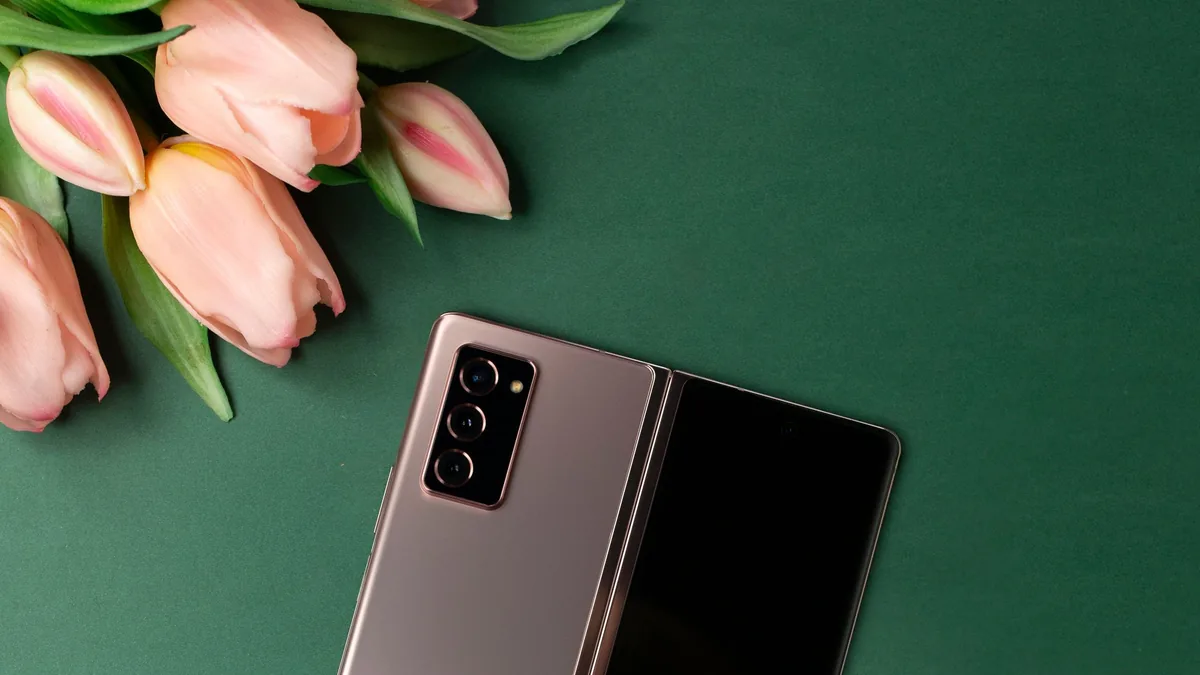 Складной смартфон Samsung Galaxy Z Fold в сложенном виде