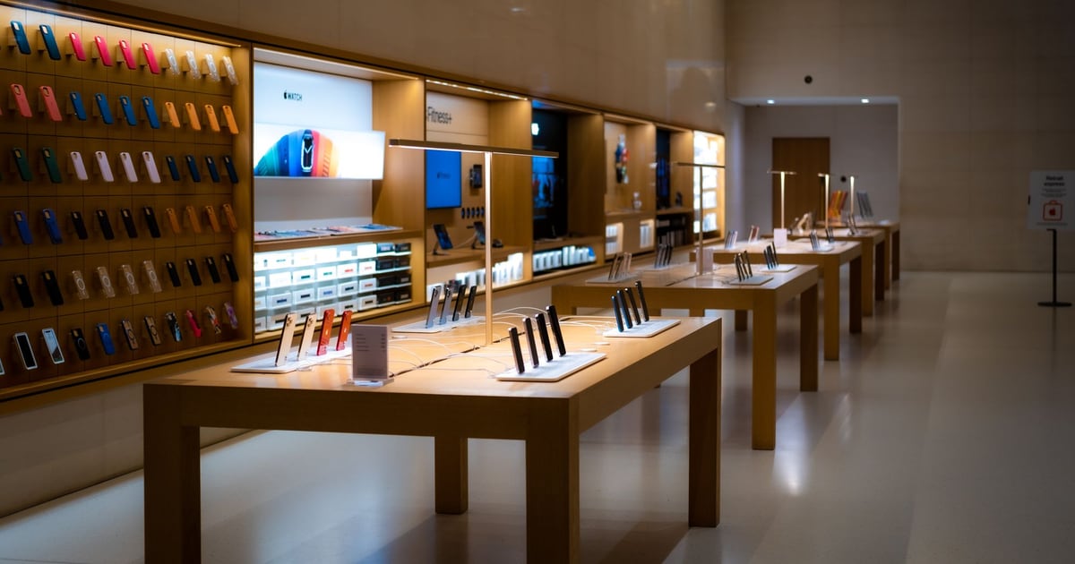 Витрина магазина Apple со столами и iPhone