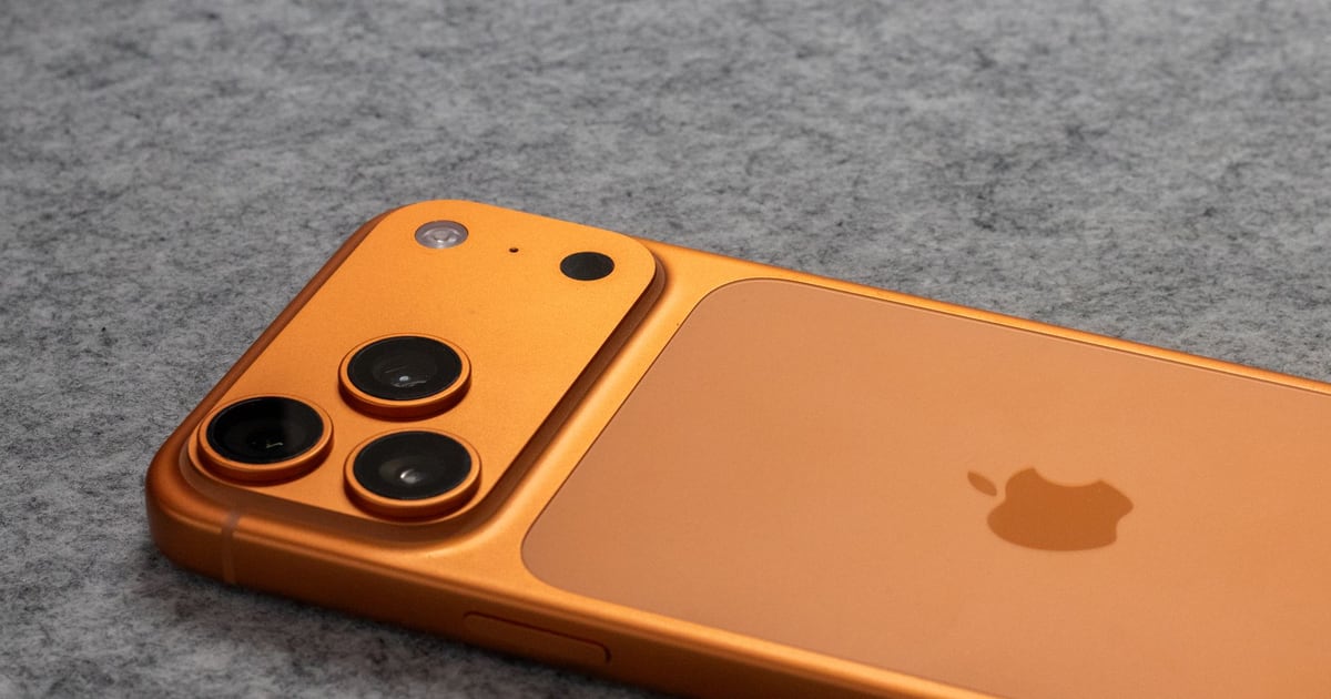 iPhone 17 Pro в оранжевом цвете Cosmic Orange